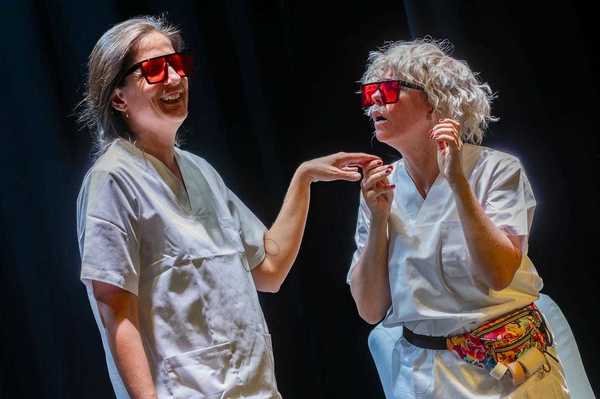 Foto número 3 de la galería de "'Canviarem bolquers...' la nueva comedia de Contrahecho sobre la necesidad de cuidarnos"
