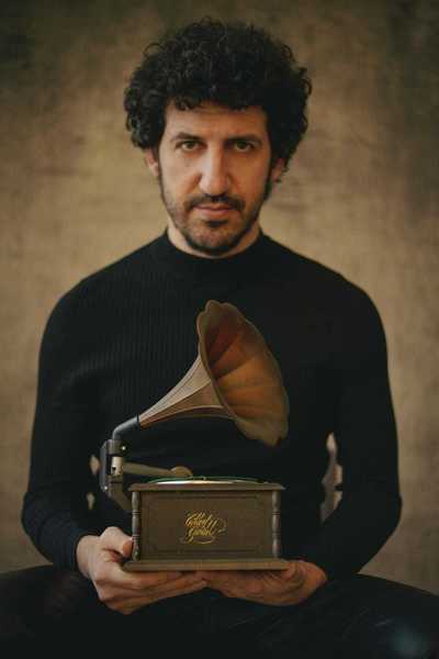 Foto número 1 de la galeria de "La música de Marwán i l'humor de Lamine Thior reivindiquen l'experiència en viu en Sala Russafa"