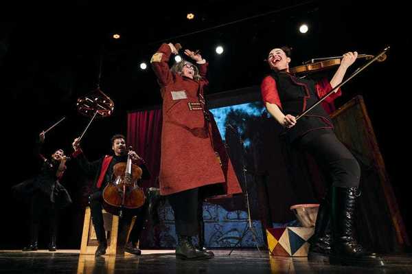 Foto número 2 de la galería de "'Los Pfeiffer' salen de gira para celebrar los 25 años de La Troupe Malabó"